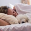 CONFORM ȘTIINȚEI, O FEMEIE DOARME MAI BINE CU UN CÂINE DECÂT CU UN PARTENER UMAN